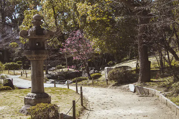 A beautiful shot of Osakajo's garden