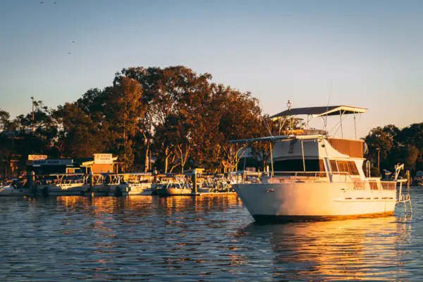 A boat in fhe sunset